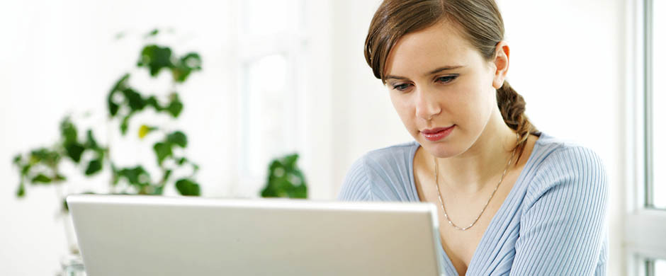 Eine junge Frau arbeitet am Computer