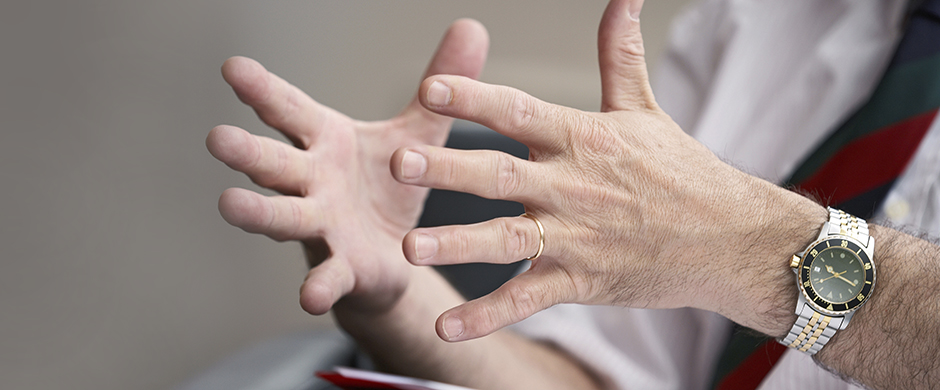 Die Hände eines Psychologen, dessen Gestik auf ein erklärendes Gespräch hindeutet