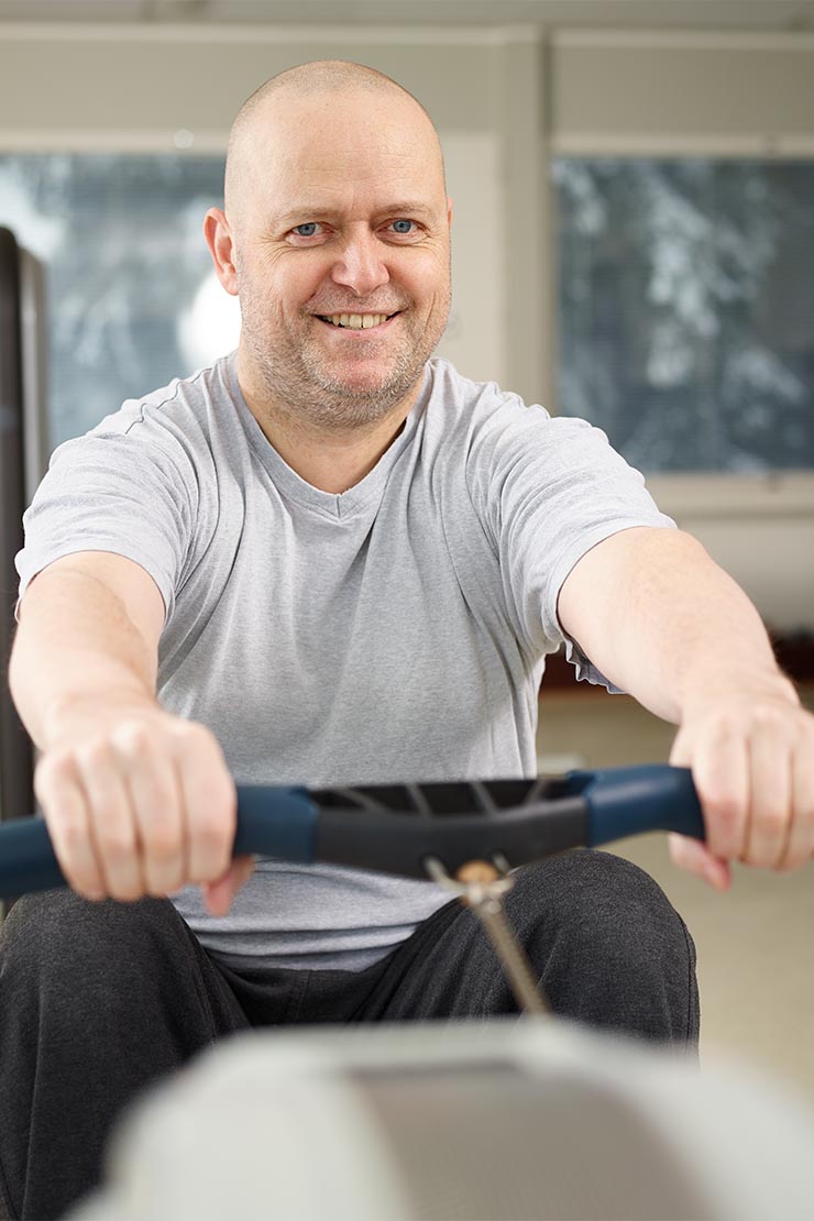 Mann macht Rudertraining