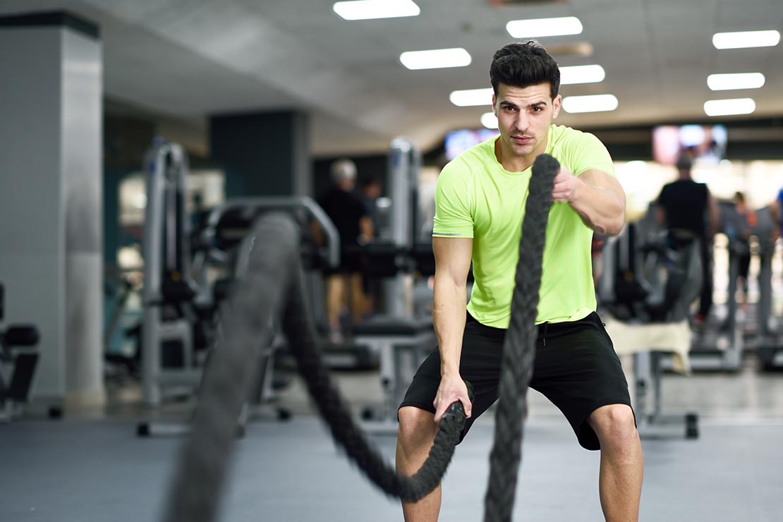 Man macht Sport mit Seilen