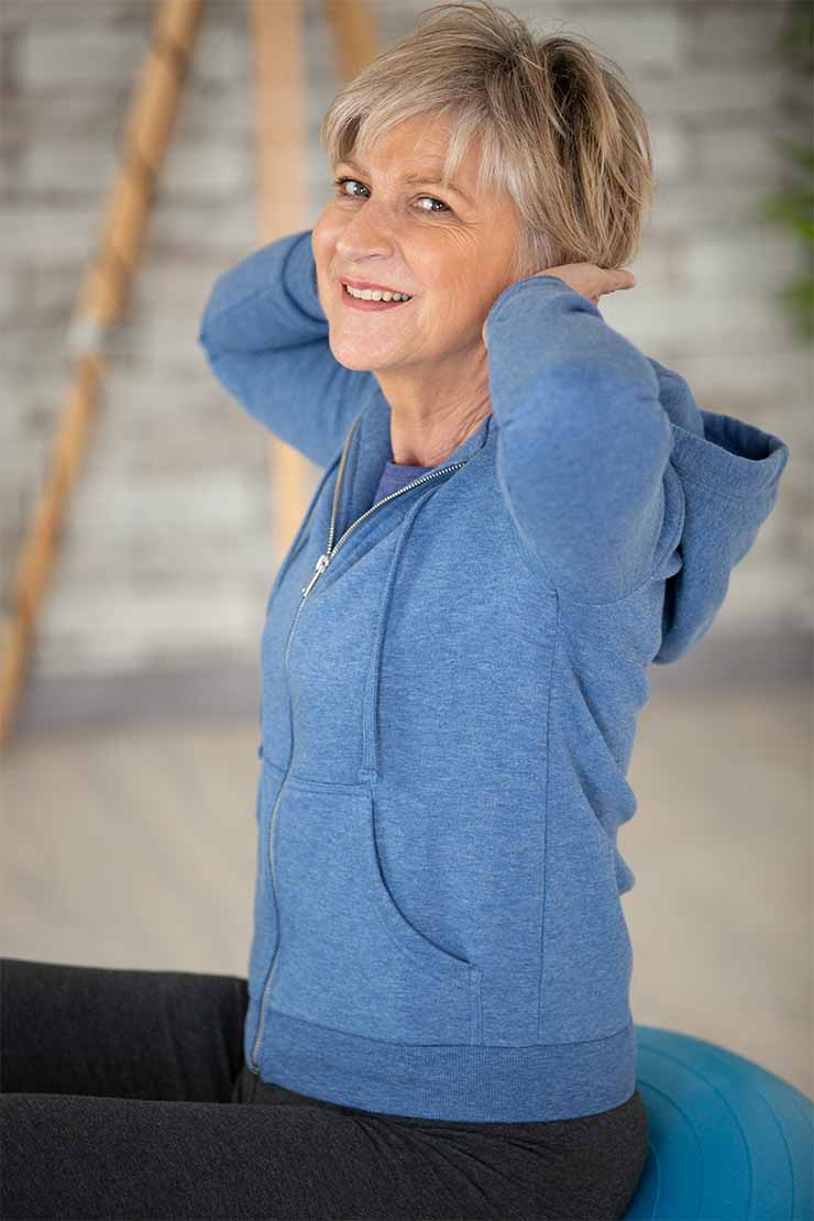 Frau mach Sport mit Sitzball